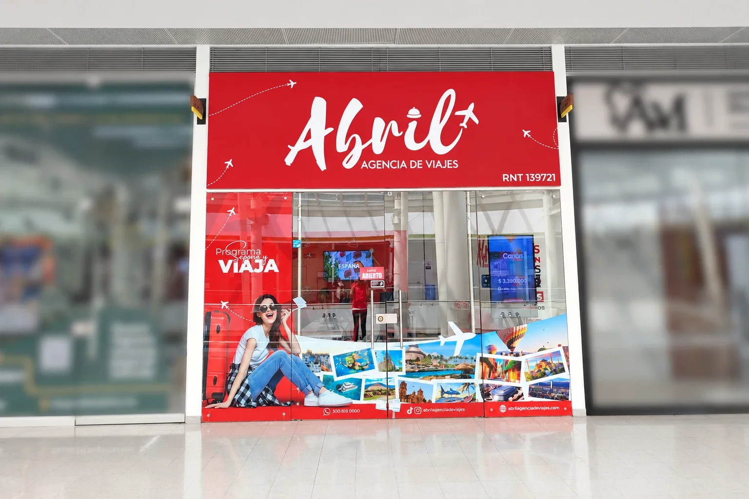 Fachada de la oficina de Abril Agencia de Viajes en el centro comercial Paseo Villa del Río, Bogotá